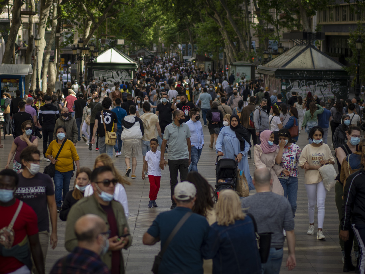 V Barcelone sa po uvoľnení opatrení vyšli zabávať tisíce ľudí.