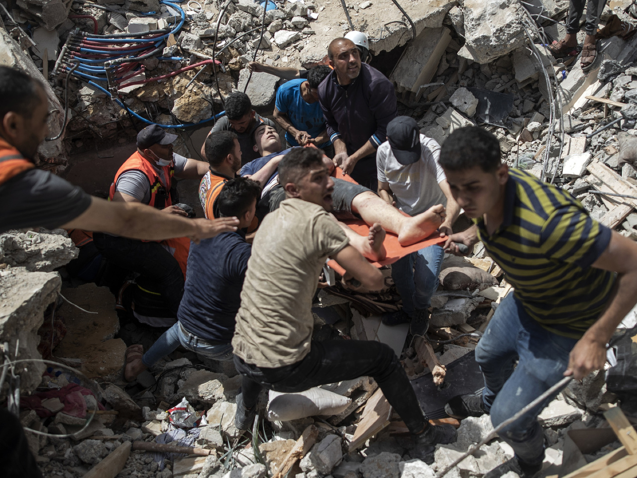 V Gaze vyslobodzujú ľudí z trosiek