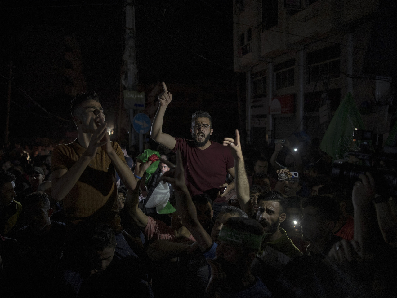 Palestínčania v uliciach oslavujúci prímerie