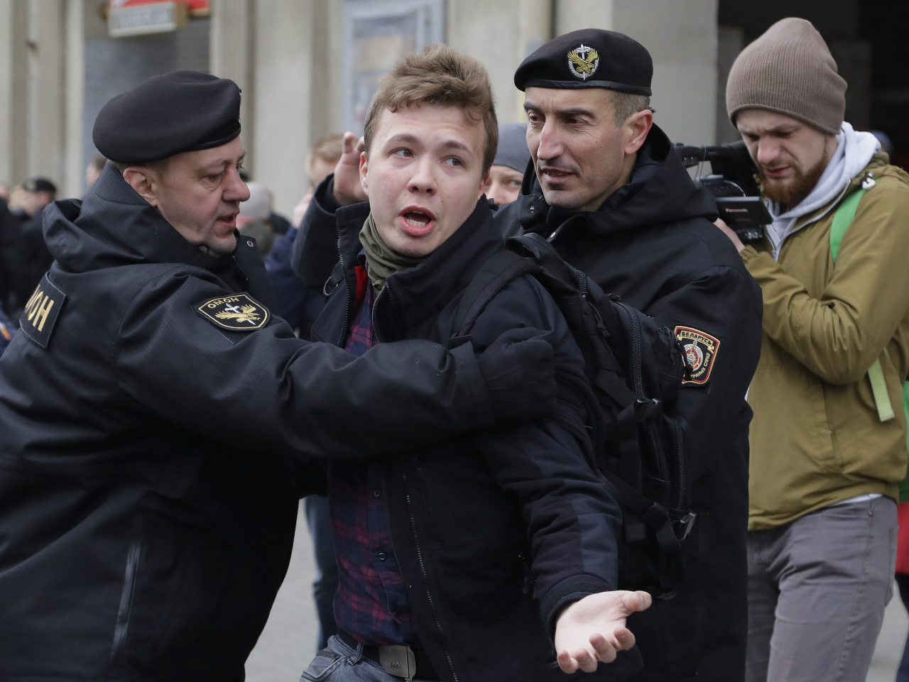 Zadržanie bieloruského novinára Ramana Prataseviča v Minsku