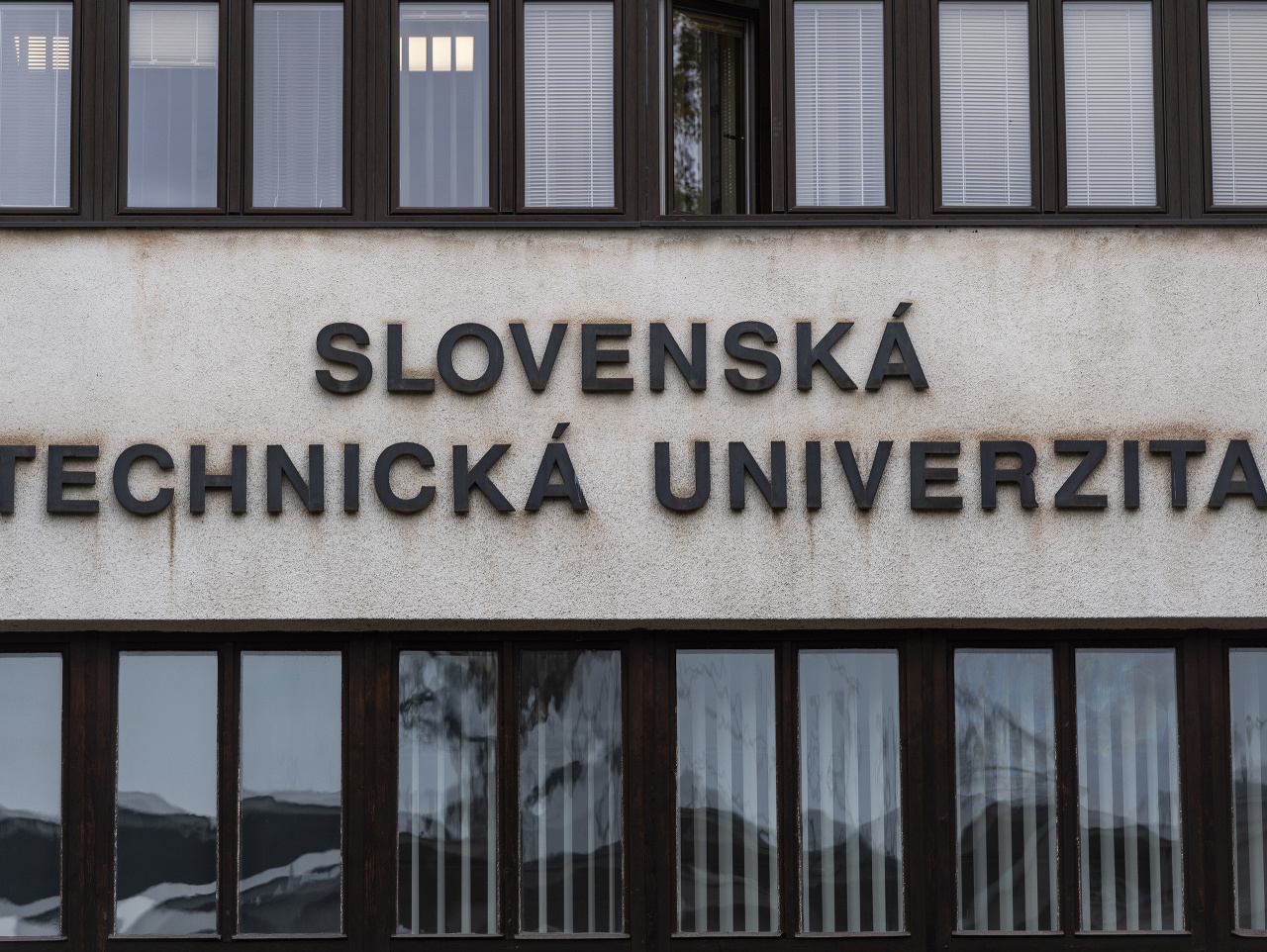 Nápis na budove, v ktorej sídli Rektorát Slovenskej technickej univerzity (STU)