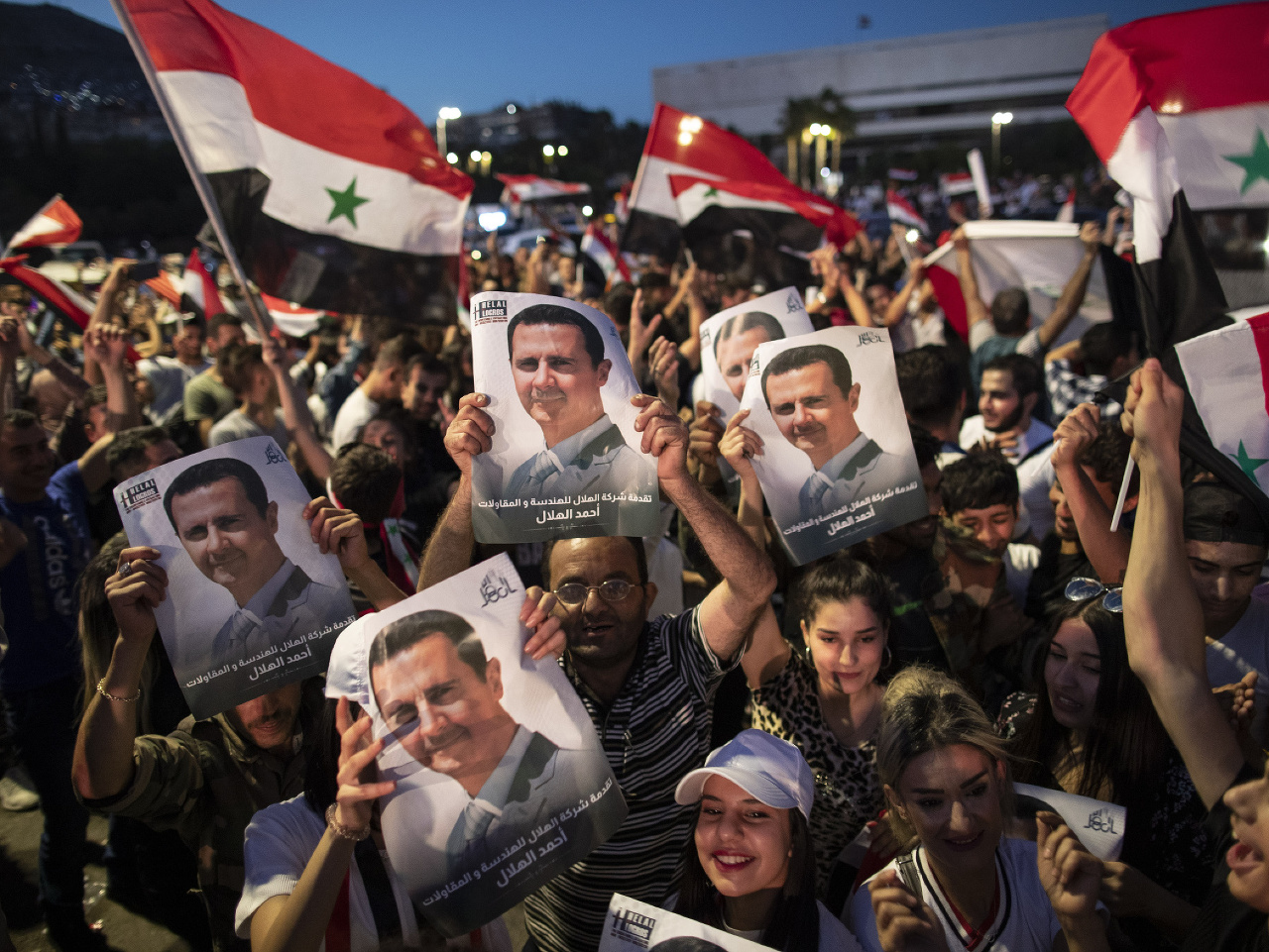 Ľudia v uliciach skandujú meno Bašára Asada