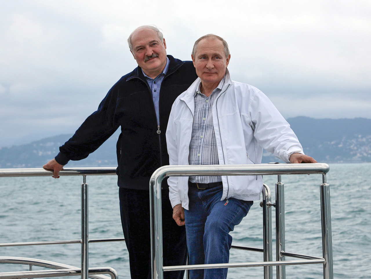 Vladimir Putin a Alexandr Lukašensko vo vzájomnom objatí