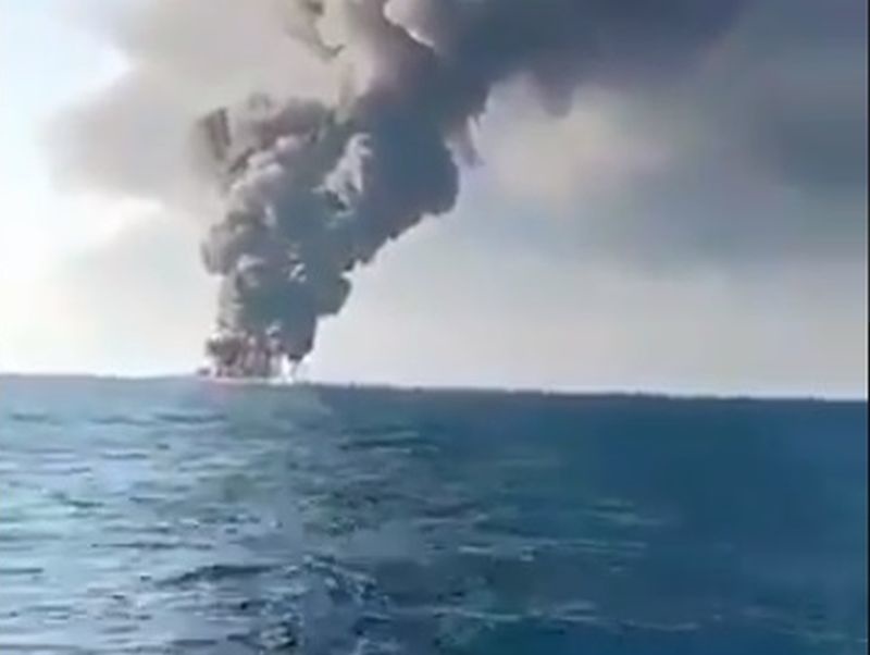 Na iránskej lodi vypukol požiar.