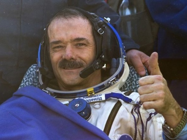 Hadfield po pristátí na Zemi v roku 2013