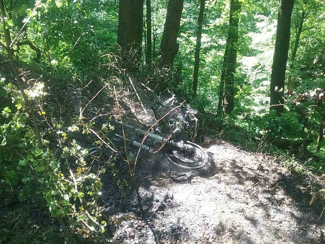 Následkom nehody sa havarovaný motocykel ocitol mimo cesty a začal horieť.