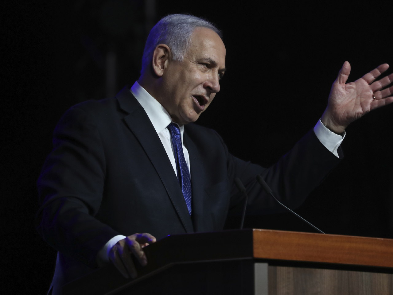 Dosluhujúci izraelský premiér Benjamin Netanjahu