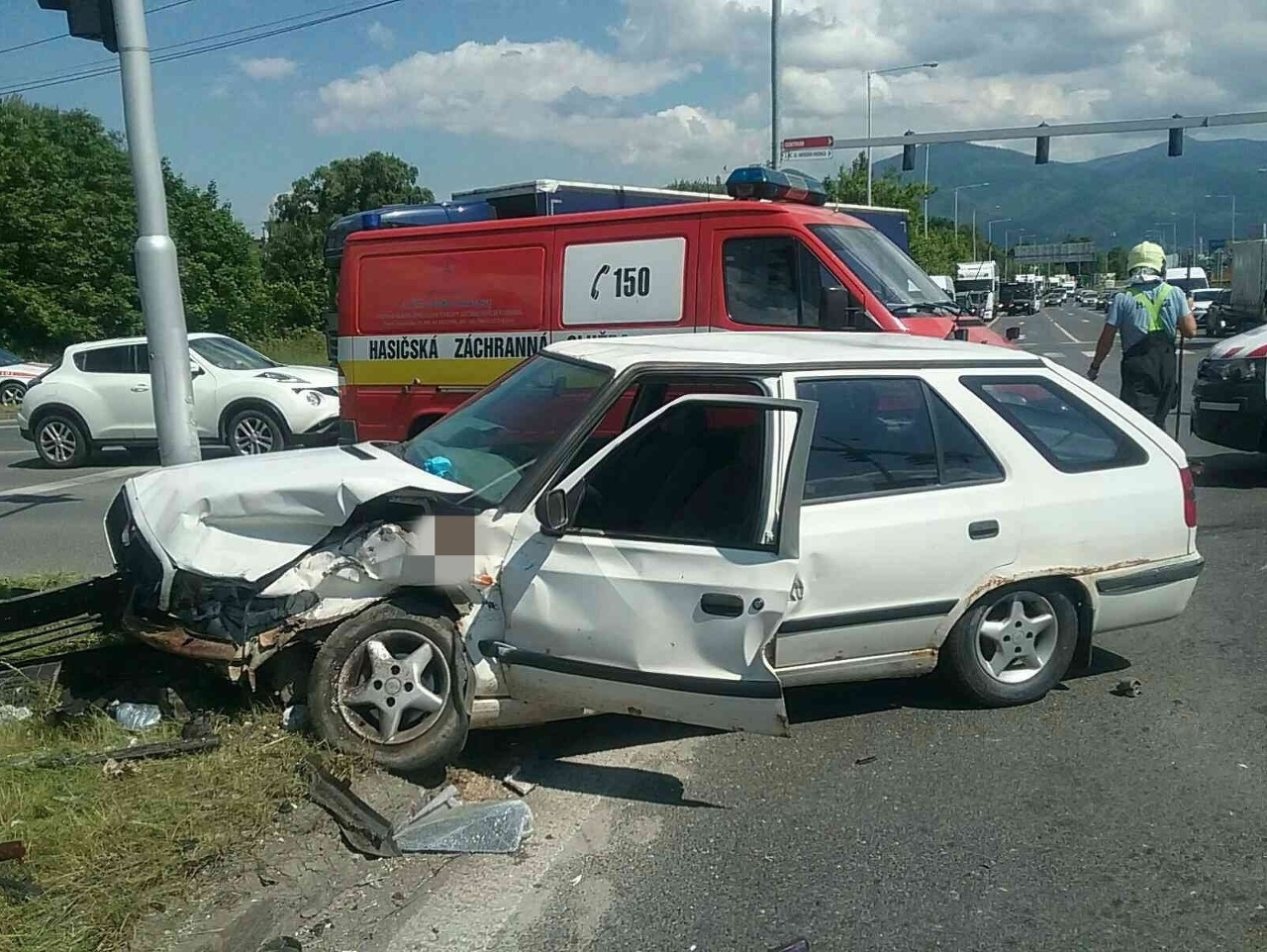 Pri dopravnej nehode sa zrazili dve osobné autá 