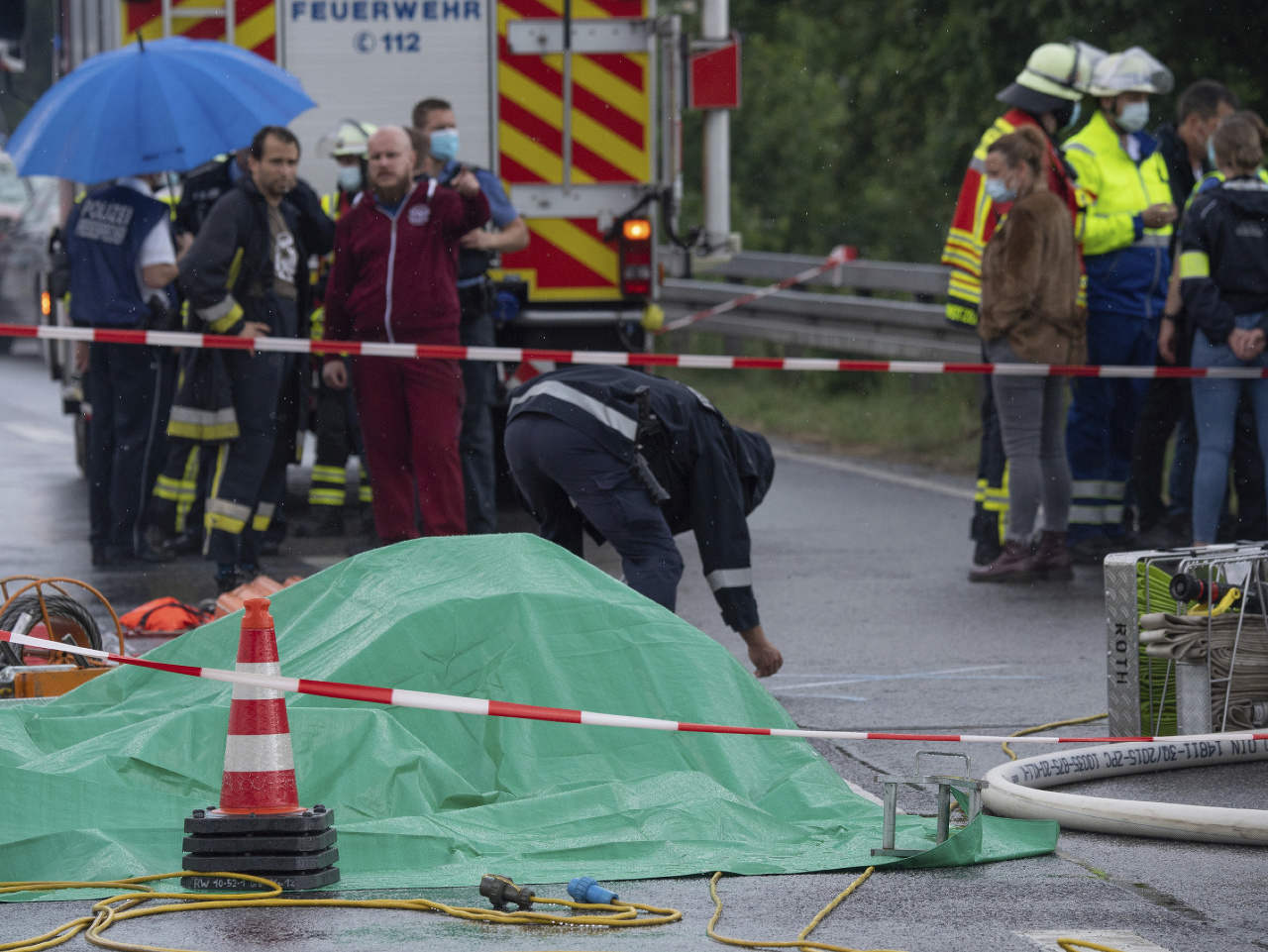 Policajti a hasiči zasahujú na mieste havárie ľahkého lietadla v Hesensku