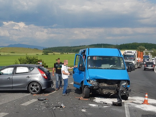 Zrážka dvoch vozidiel na križovatke pri obci Lieskove