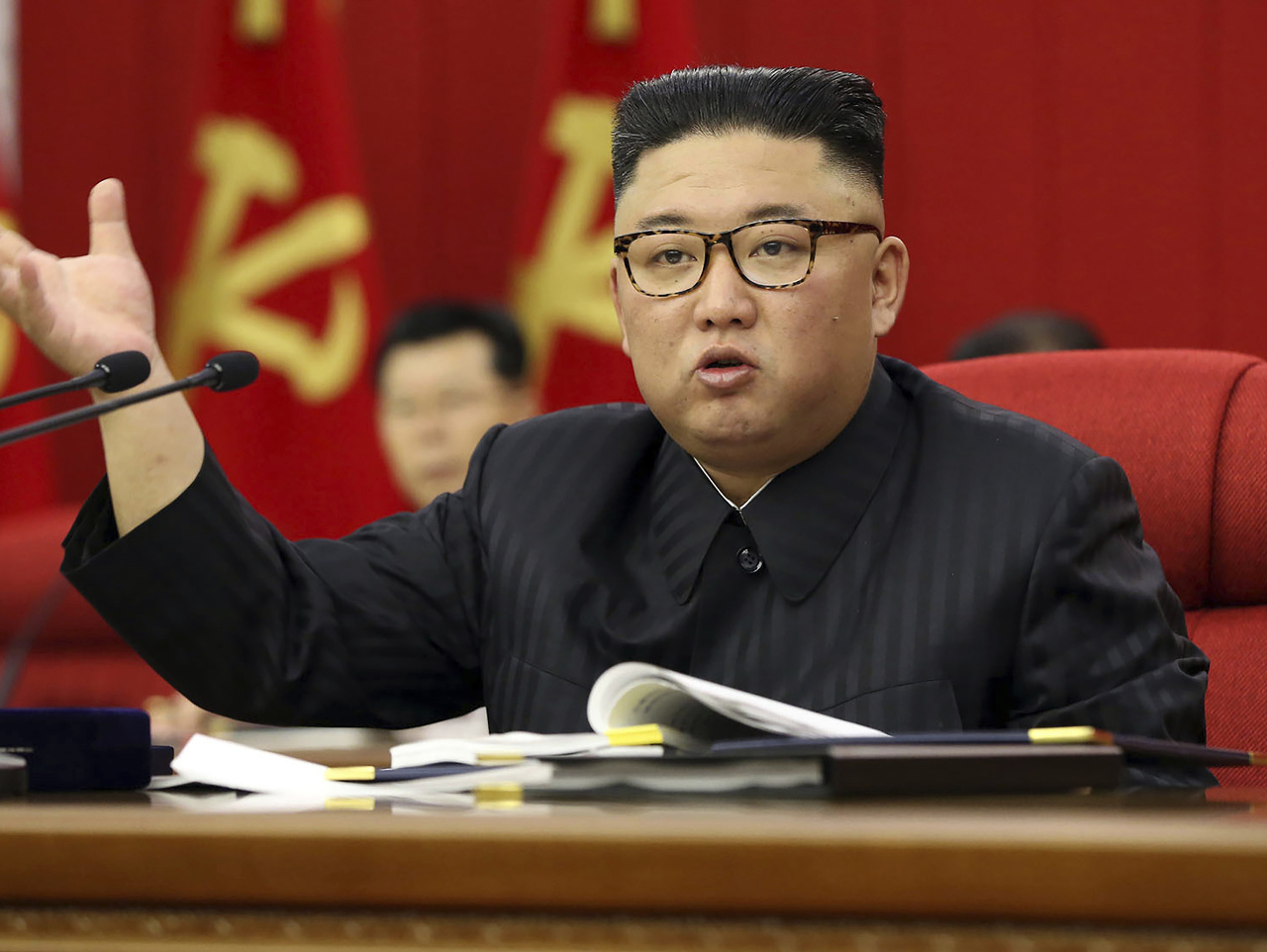 Kim Čong-un na zasadnutí strany