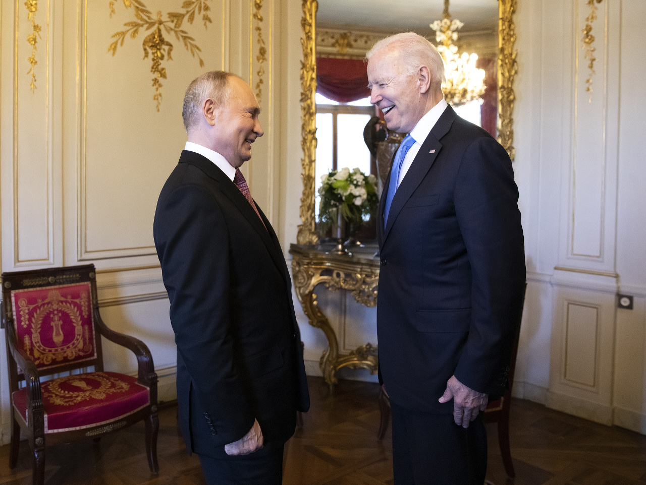 Vladimir Putin a Joe Biden na stretnutí v Ženeve
