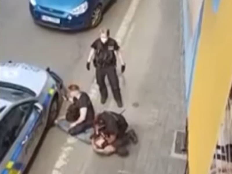 Polícia muža spacifikovala a držala na zemi.
