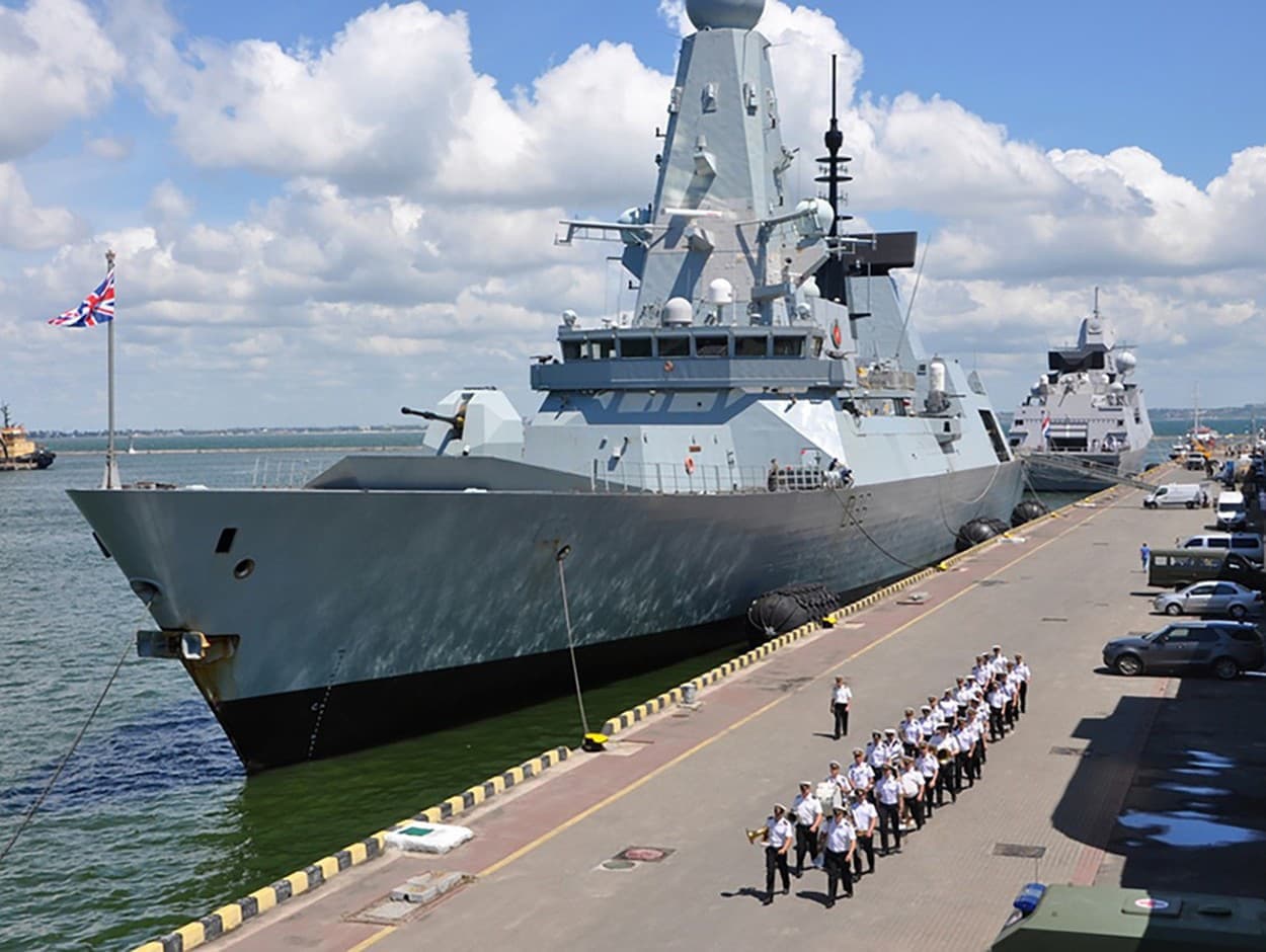 HMS Defender v ukrajinskom prístave v Odese.
