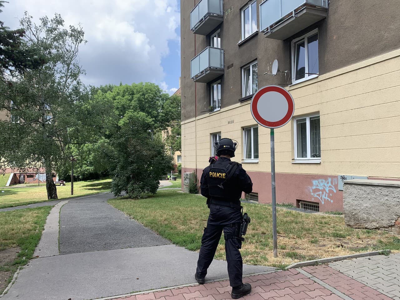 Českého policajta zranila nastražená výbušnina