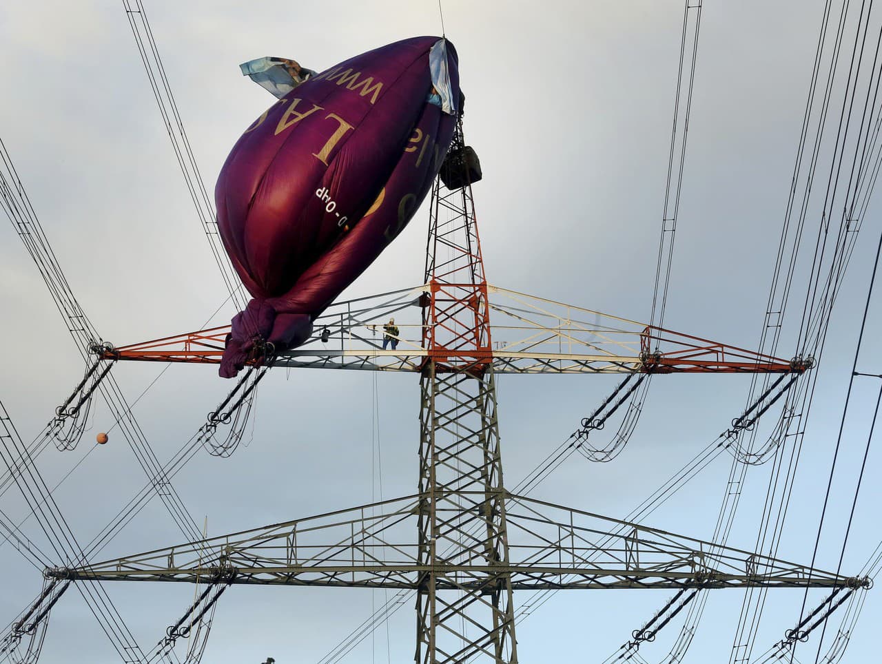 Teplovzdušný balón, ktorý v nedeľu večer narazil pri Bottrope do vedenia vysokého napätia 