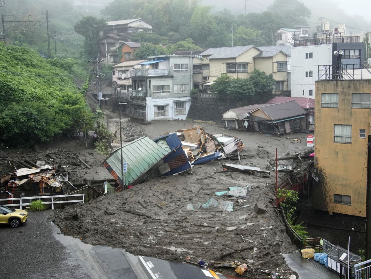 Zosuvy pôdy v Japonsku pripravili o strechu nad hlavou tisíce ľudí