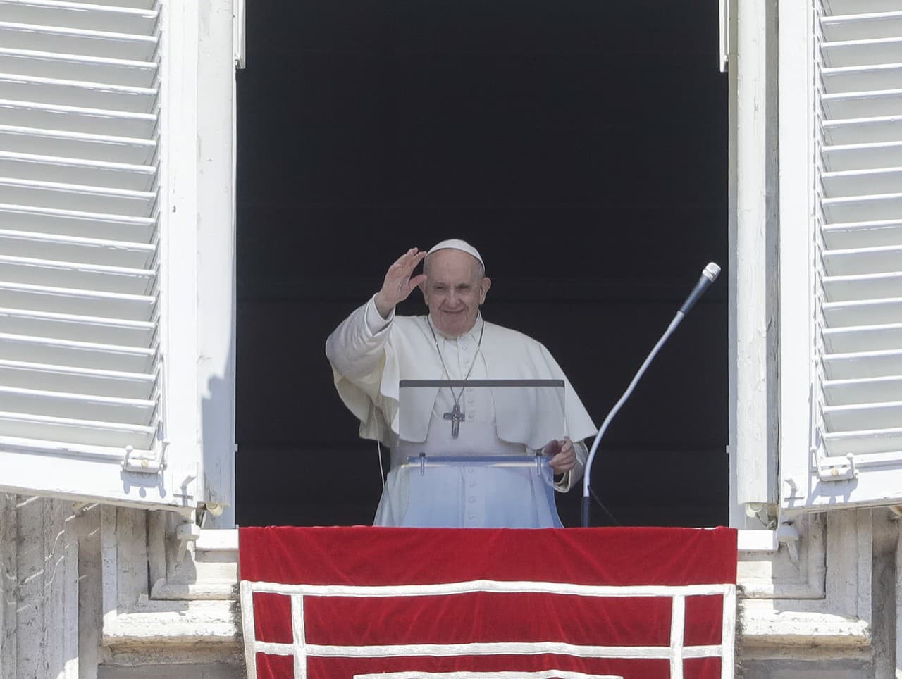 Pápež František pozdravuje veriacich z okna na Námestí sv. Petra