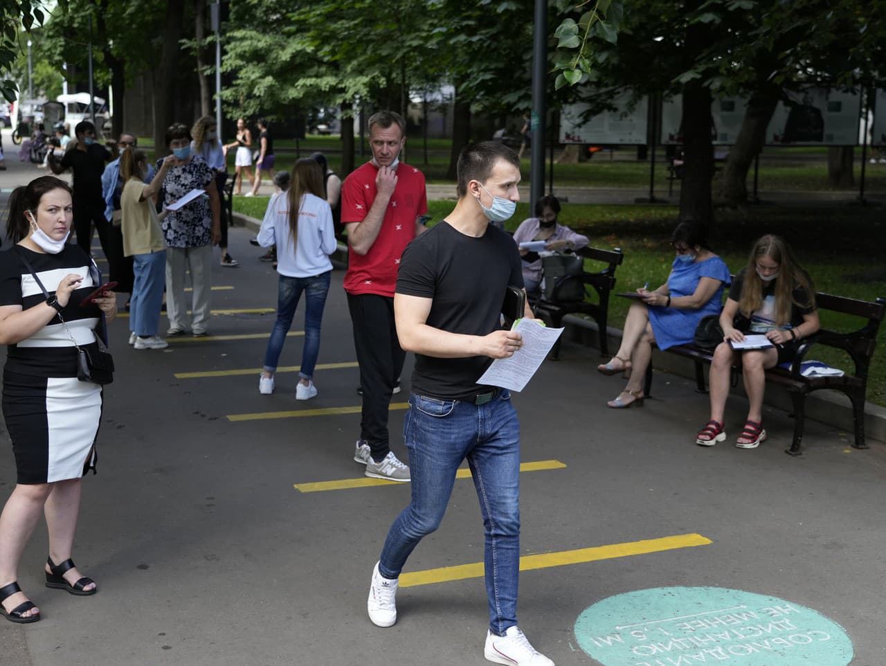 Ľudia čakajúci na vakcínu v Moskve