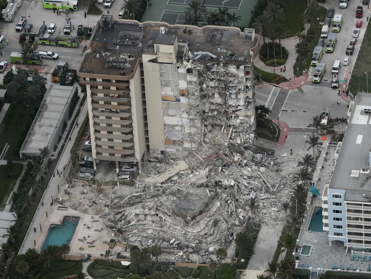 Pád budovy na Floride