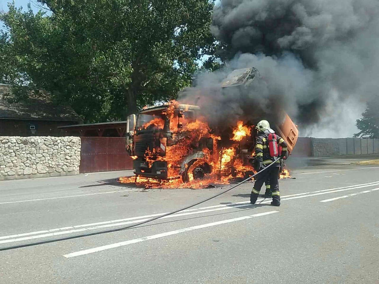 Hasiči zasahujú pri požiari vozidla v Čunove