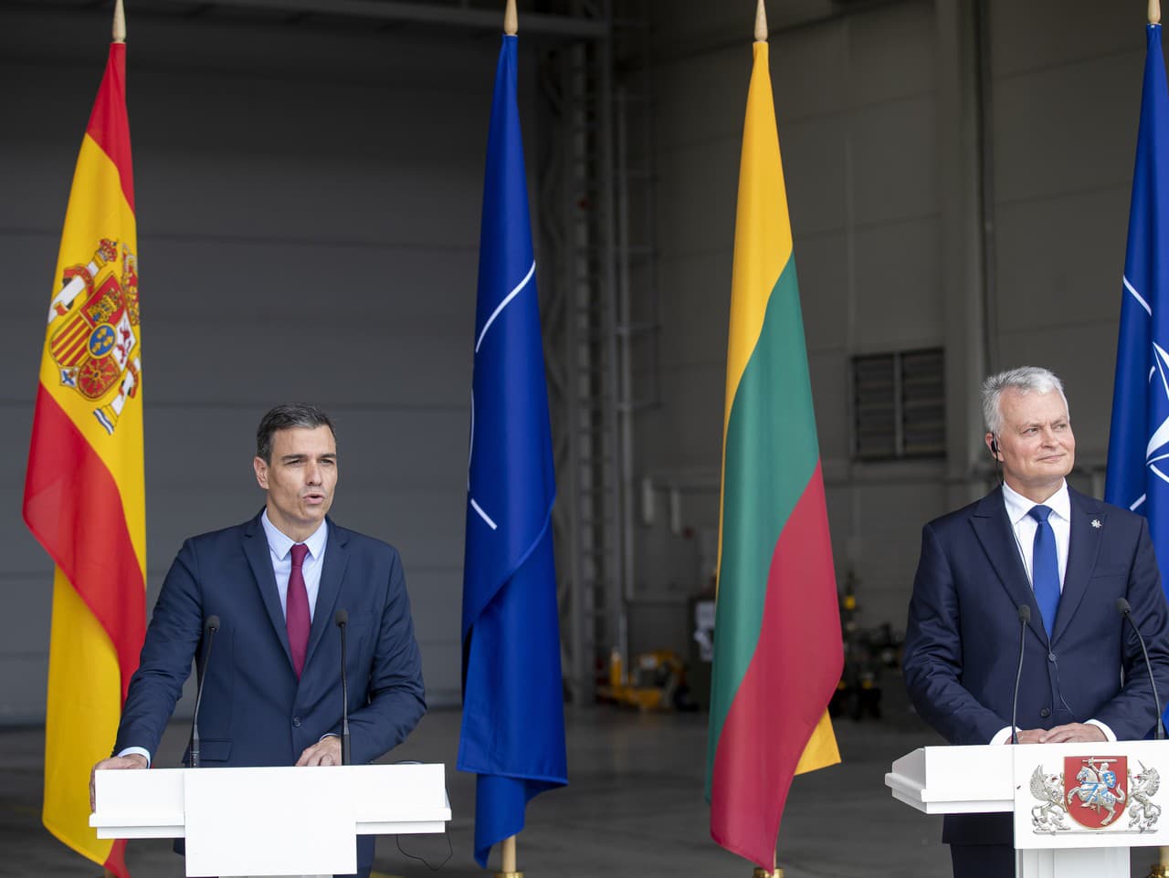 Španielsky premiér Pedro Sánchez a litovský prezident Gitanas Nauséda