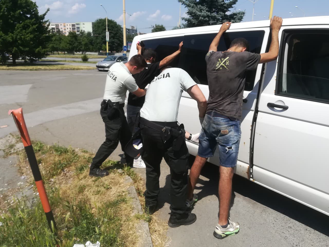 Dvaja cudzinci, ktorí vo štvrtok popoludní vyskočili z podvozku kamióna pri obchodnom dome v Prešove.