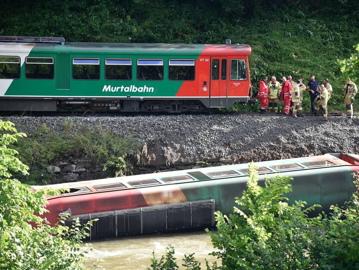 Pri Salzburgu sa vykoľajil vlak.