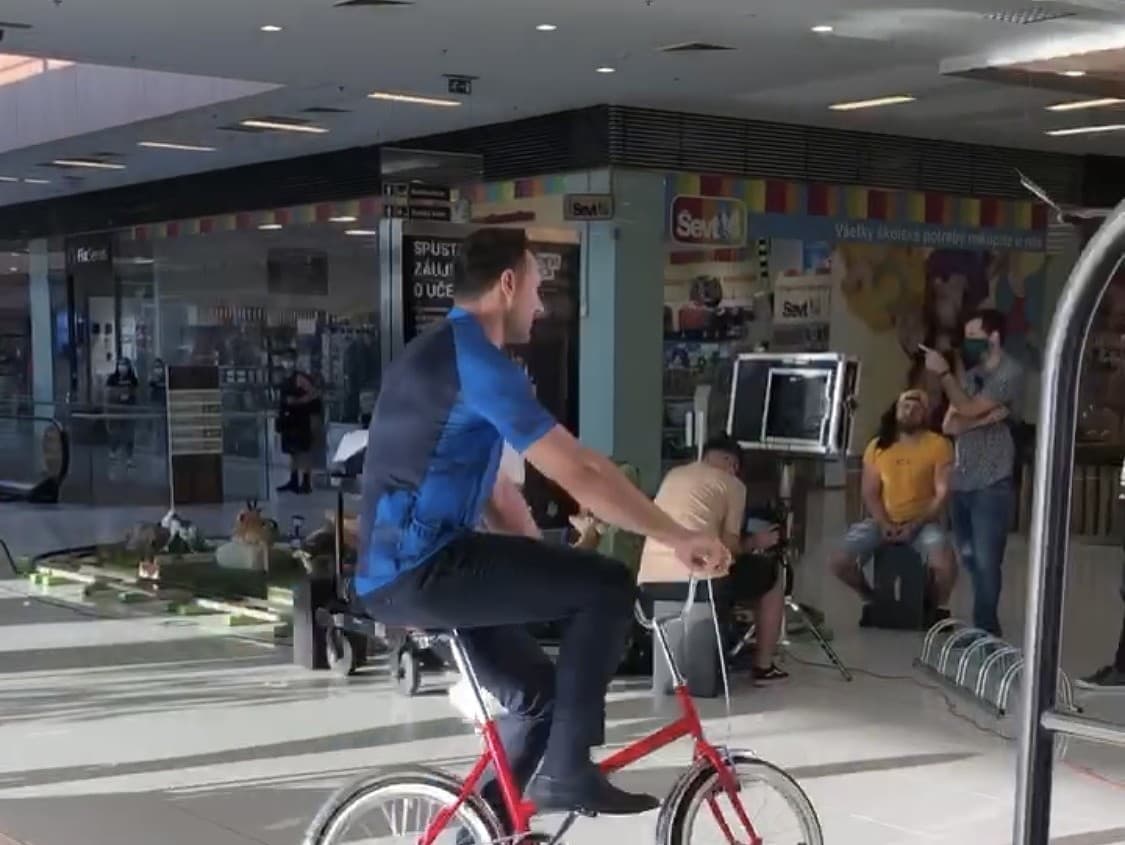 Po nitrianskom nákupnom centre sa bicykloval známy športový moderátor.