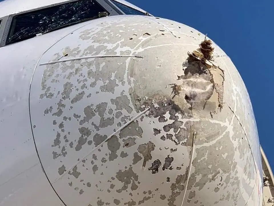 Na nose lietadla sa vytvorila diera.
