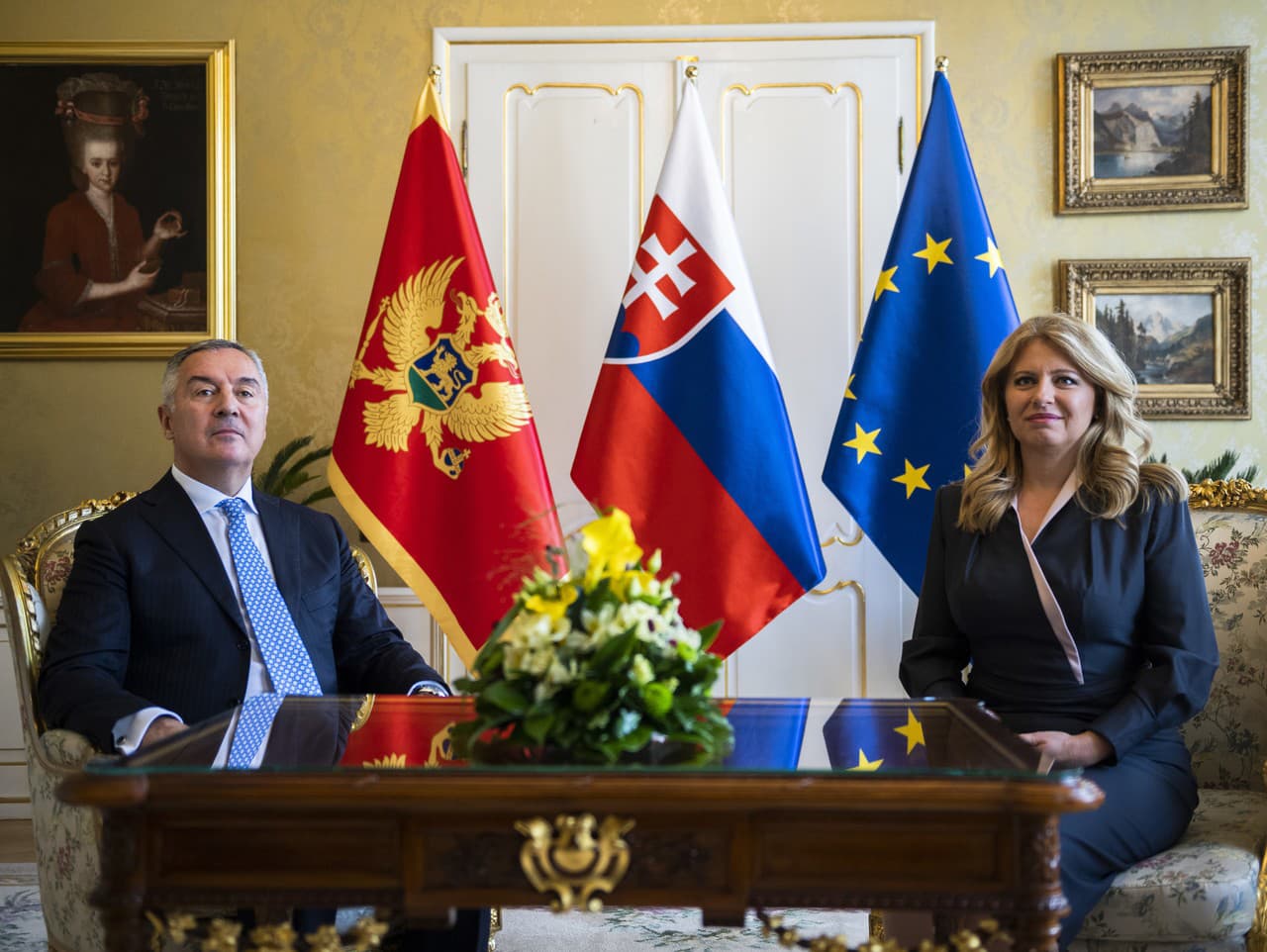 prezidentka SR Zuzana Čaputová a prezident Čiernej Hory Milo Djukanovič počas prijatia v Prezidentskom paláci