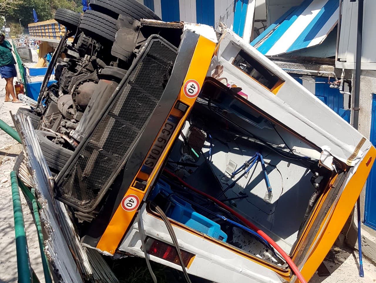Autobus na ostrove Capri prerazil aj zábradlie.