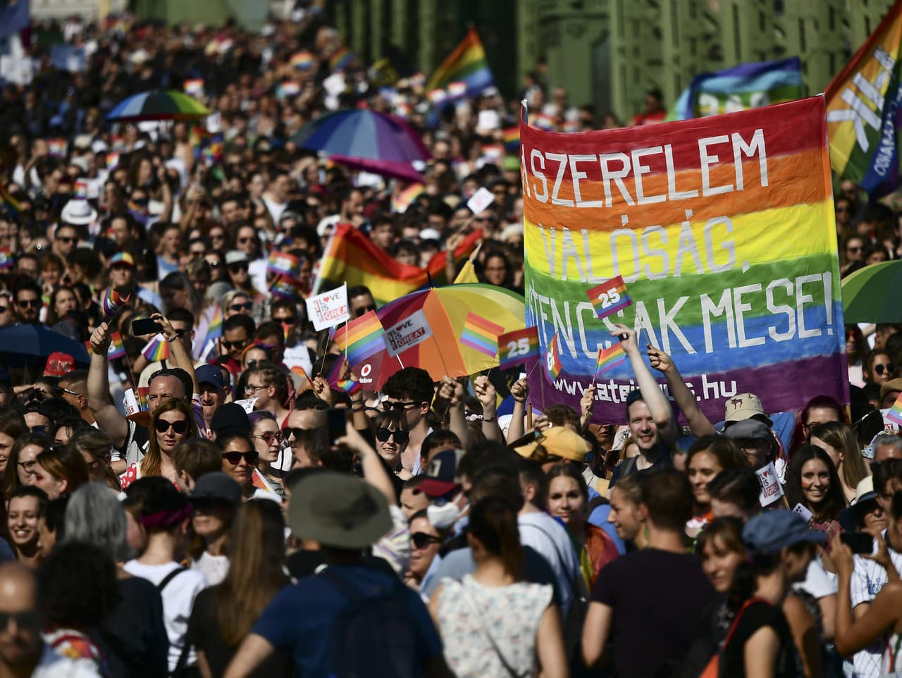 Tisíce ľudí sa v maďarskom hlavnom meste zúčastňujú na pochode Budapest Pride s cieľom vyjadriť podporu LGBTQ komunite
