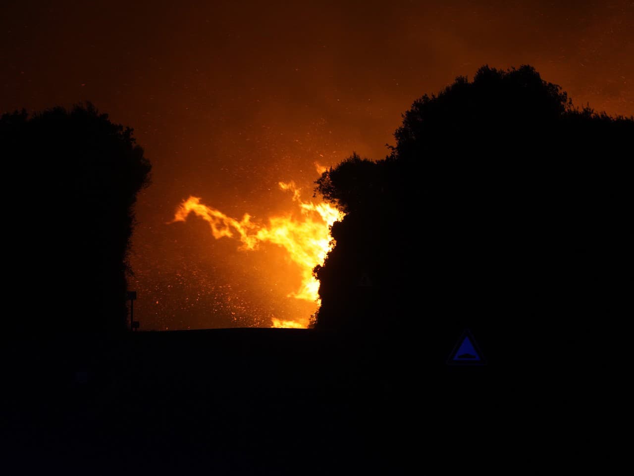 Na západe talianskeho ostrova Sardínia vypukli viaceré požiare