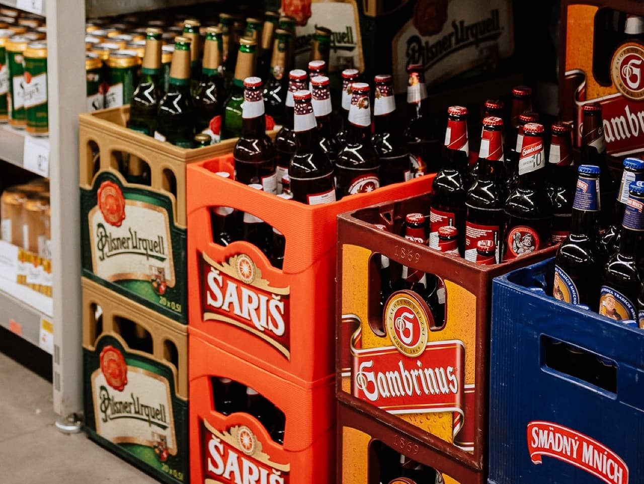 Slováci čoraz viac nakupujú pivo vo vratných fľašiach. Je za tým nostalgia, štýl, no najmä ekológia.