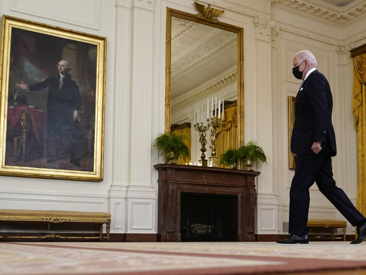 Prezident Biden vchádza do miestnosti v rúšku