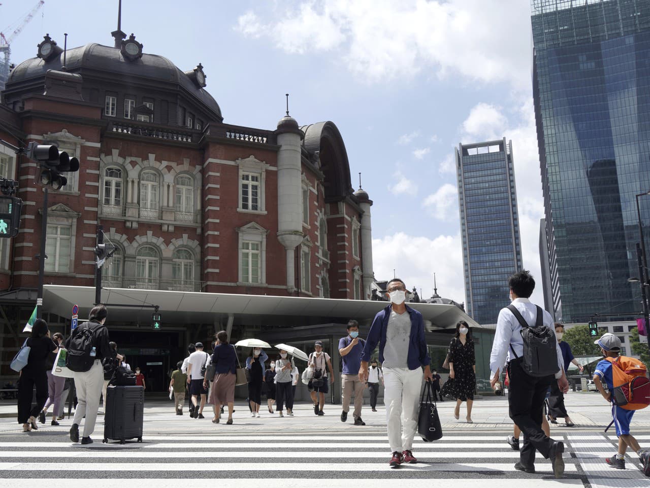 Ľudia kráčajúci v centre Tokia