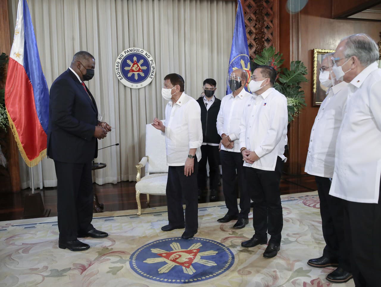 Filipínsky prezident Rodrigo Duterte a americký minister obrany Lloyd Austin