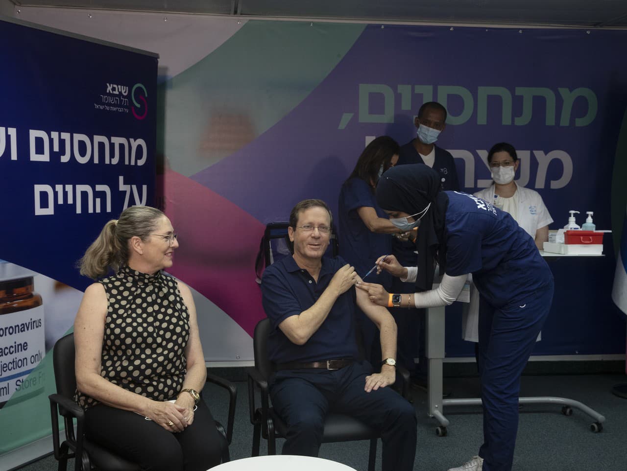 Izraelský prezident Jicchak Herzog dostáva tretiu dávku vakcíny