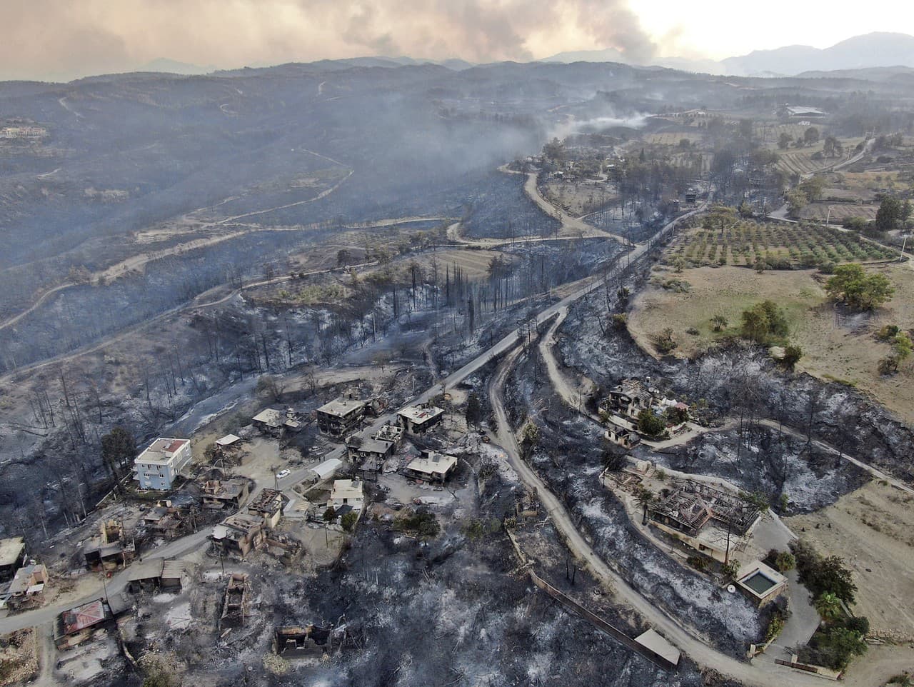 Letecký záber ukazuje spúšť, ktorú po sebe zanechali požiare v meste Manavgat.