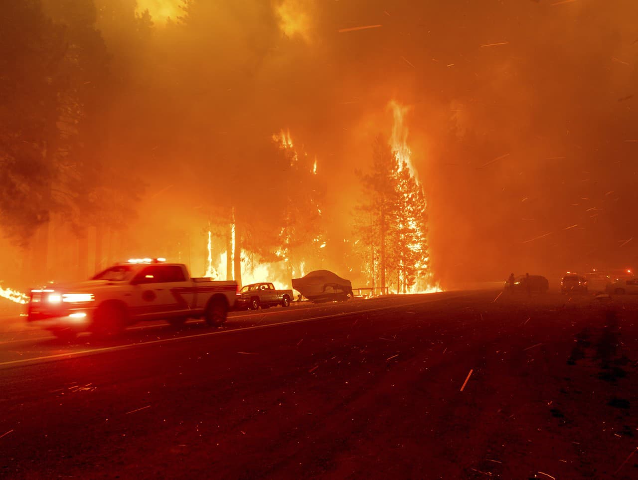Kaliforniu sužuje obrovský lesný požiar