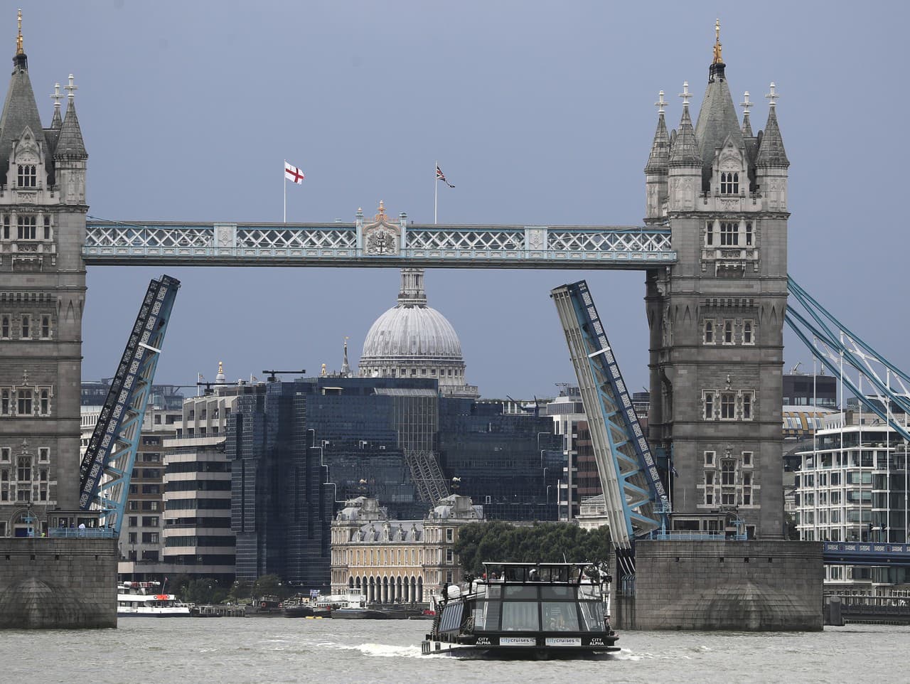 Zdvíhací most Tower Bridge sa zasekol