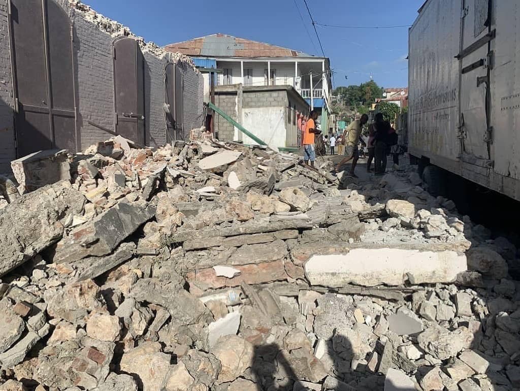 Zemetrasenie s magnitúdou 7,2, ktoré zasiahlo západné pobrežie Haiti, si vyžiadalo početné obete na životoch. 
