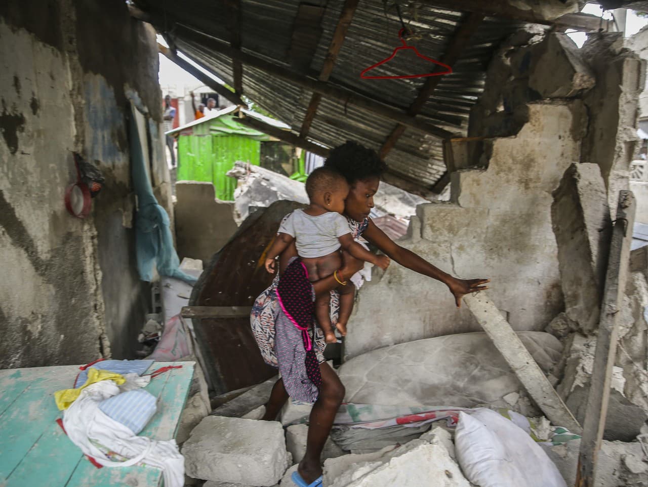Počet obetí silného zemetrasenia na Haiti stúpol na takmer 1300