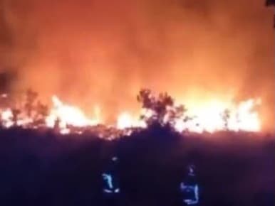 Stovky hasičov bojujú s požiarom vo Francúzsku