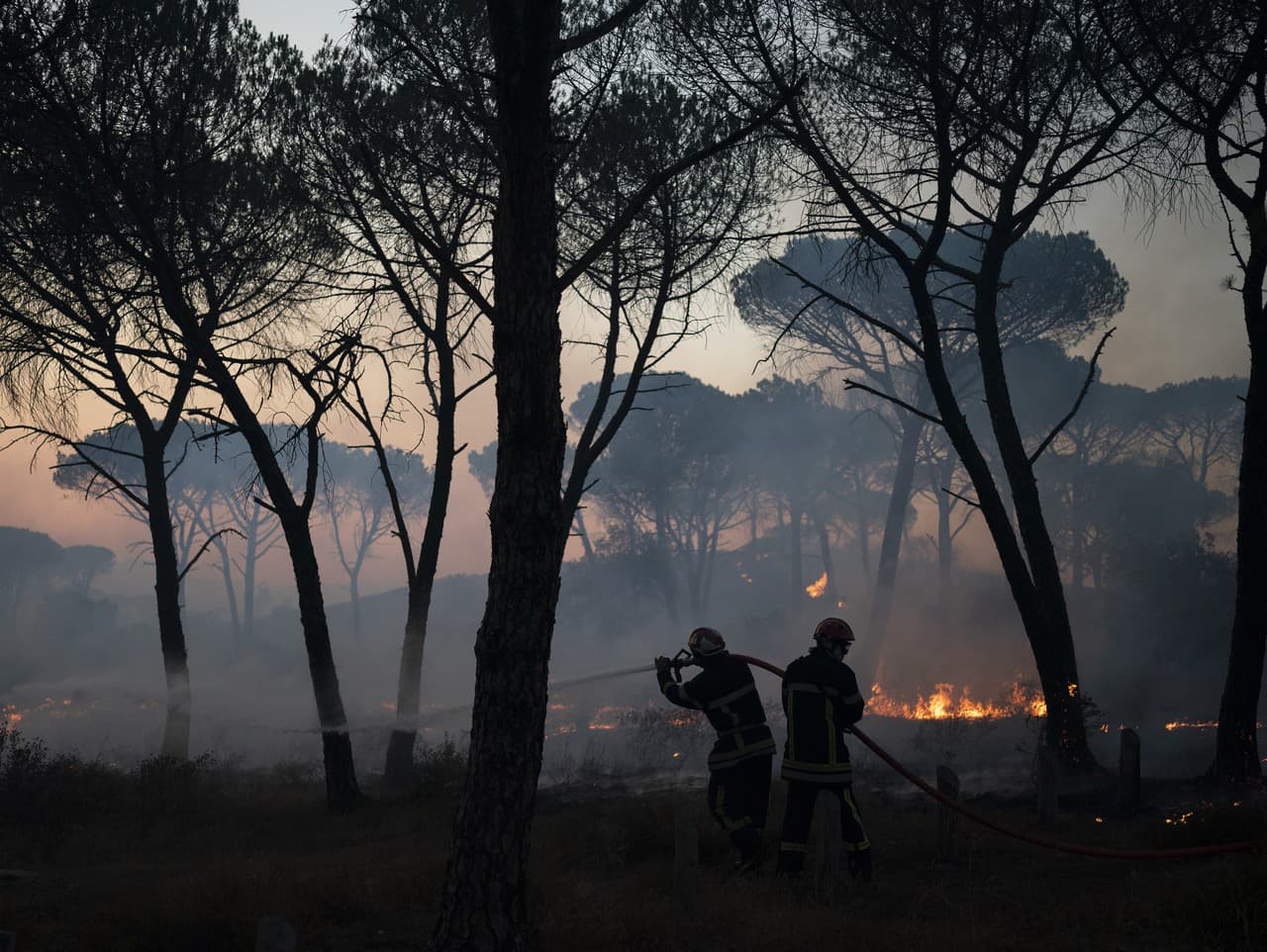 Požiar Francúzskej riviéry hasia stovky hasičov
