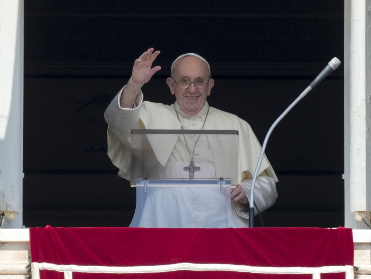 Pápež František kýva ľuďom na Vatikánskom námestí 