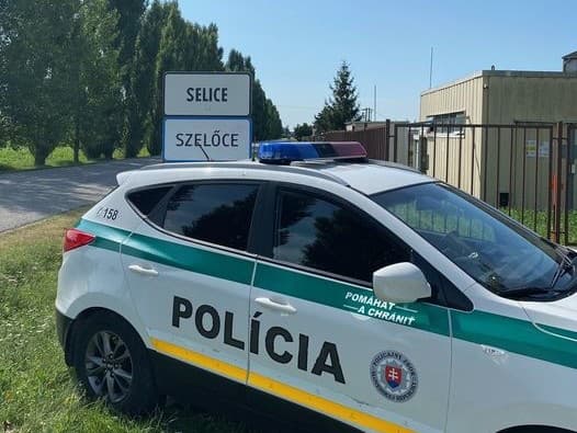 Policajti z Močenka, ktorí boli vyslaní do obce Selice v okrese Šaľa, zažili grotesknú situáciu 