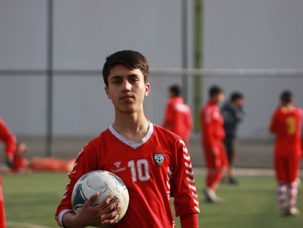 Zaki Anwari bol vo svojom okolí obľúbený a bol talentovaný futbalista.