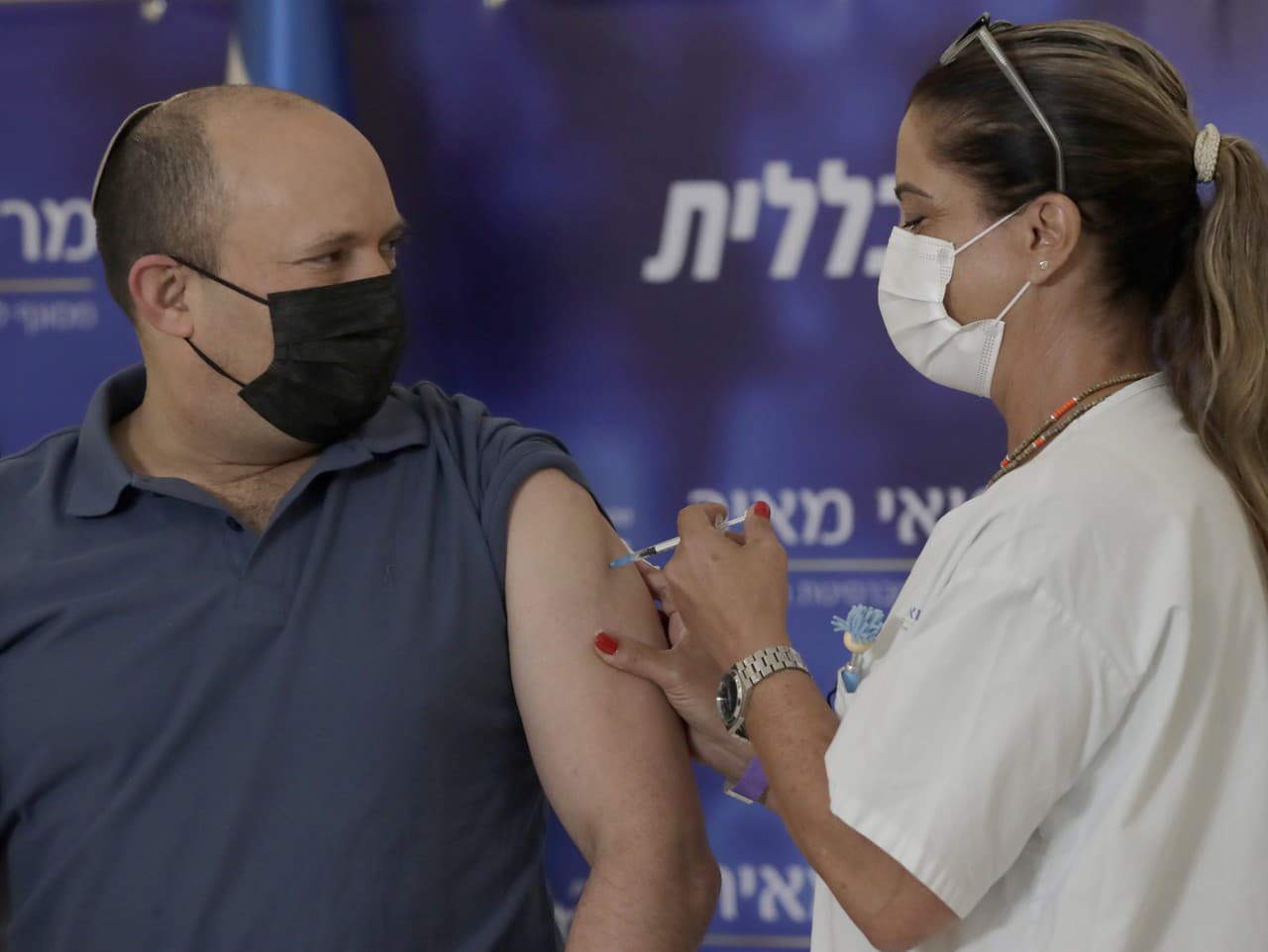 Izraelský premiér Bennett dostal tretiu dávku vakcíny proti koronavírusu